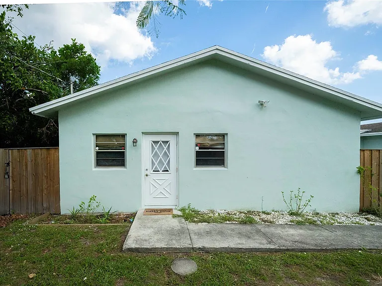 121 NW 36th St #REAR — Photo 2