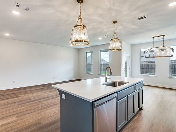 5th image of 500 Lakeway Ln
