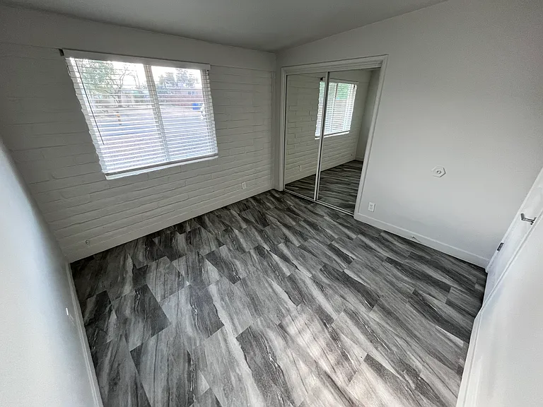 2933 N Euclid Ave — Photo 16