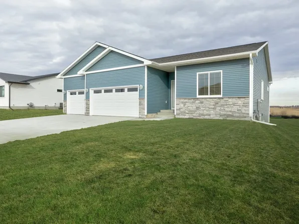 2444 N 8th Ave E, Newton, IA 50208