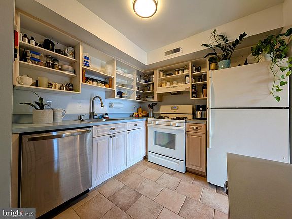 4th image of 106 Monroe St APT 201