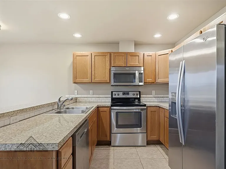 218 E Whitman Dr — Photo 2