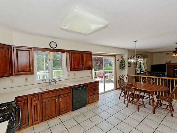 4th image of 26 Cayuga Ct