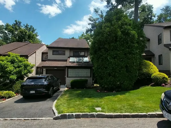 12 The Glen Lane #12, Glen Head, NY 11545