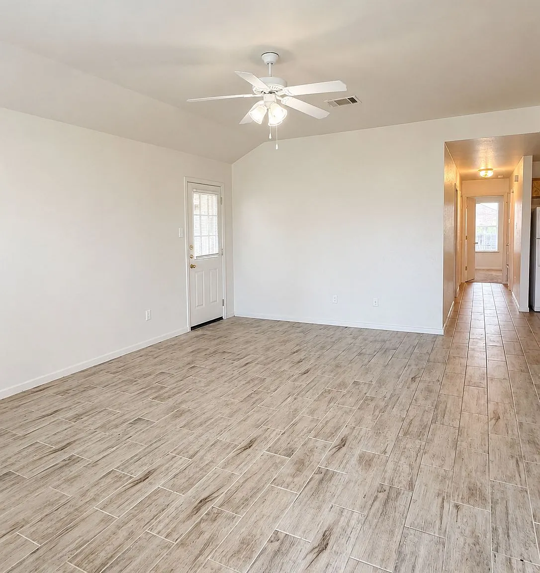3 bed, 1120 sqft, $1,250 — Photo 2