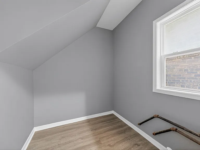 8428 S Escanaba Ave #1 — Photo 2