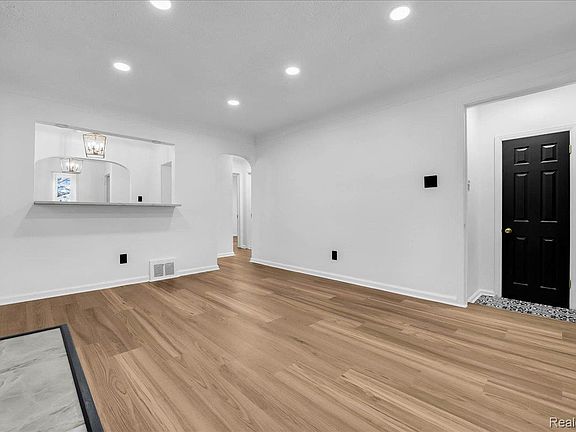 5th image of 8603 Whitcomb St
