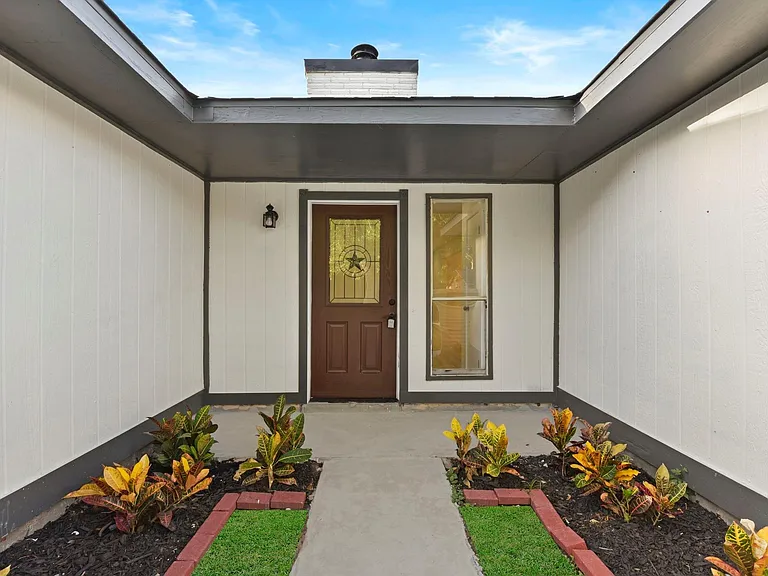 2322 Aprilmont Dr — Photo 6