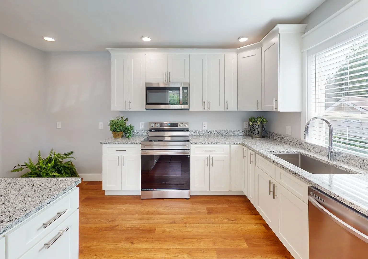 Waitlist for Aug2027Jul2028 Now Open! |5BR in Fort Sanders | Private Bathrooms | Walk to UTK — Photo 4