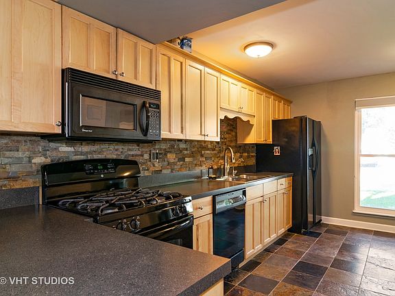 3rd image of 3S163 Birchwood Dr