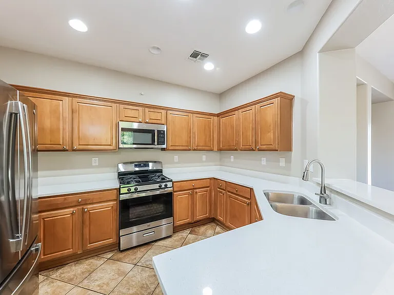 40810 N Hudson Ct — Photo 9