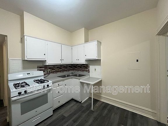 4th image of 736 E King St APT 3
