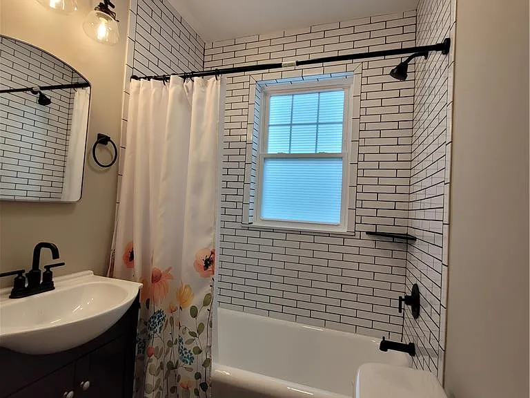 73 W Greenwich St — Photo 21
