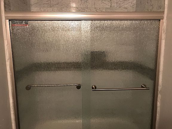 Frameless waterfall doors