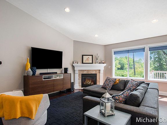 3rd image of 114 Wyndhurst Ct NE