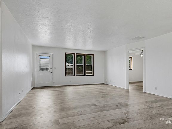 3rd image of 2404 Golden Ave