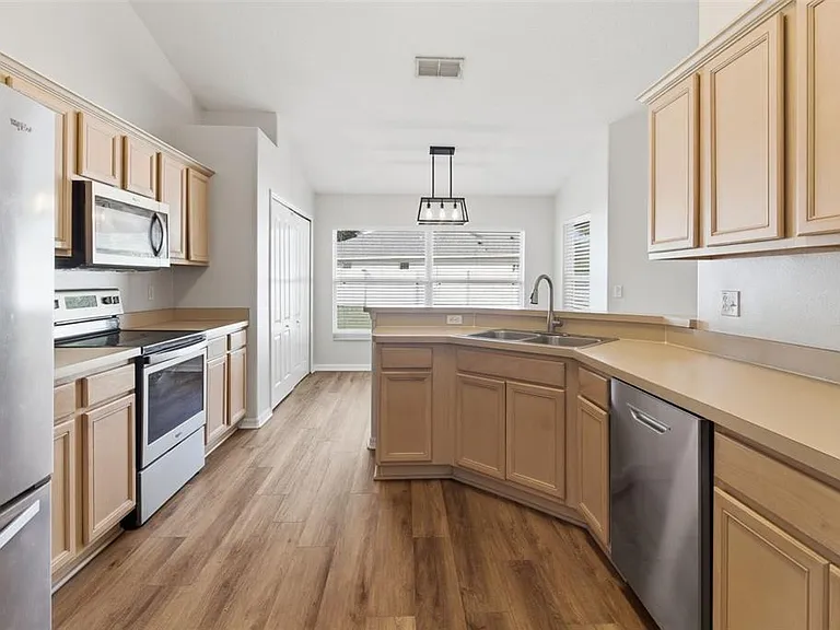 896 Princeton Dr — Photo 11