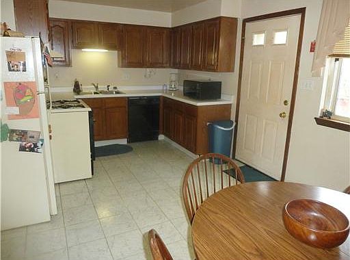 Another view of the kitchen.