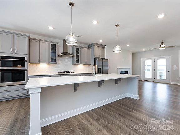 3rd image of 2642 Roseglen Ln