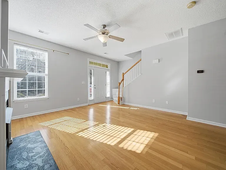 2 bed, 1250 sqft, $1,600 — Photo 2