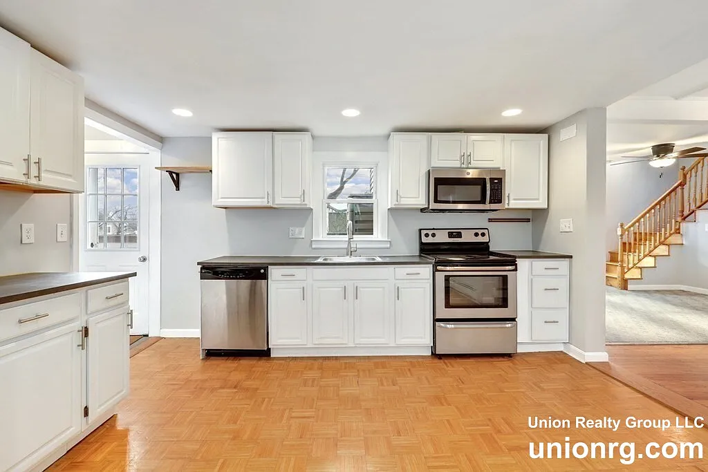3 bed, 2.0 bath, 1500 sqft, $3,500 — Photo 2