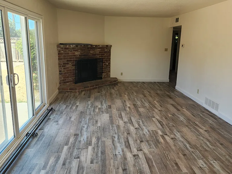 2420 E Pontiac Way — Photo 4