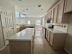 4 bed, 3.5 bath, 2818 sqft, $2,800 — Photo 4