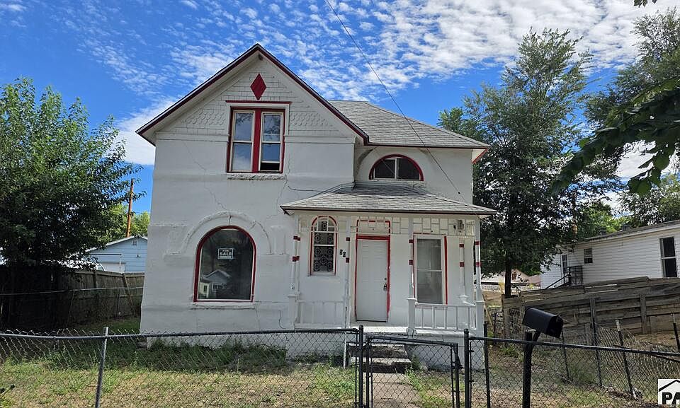 1st image of 906 W 1st St