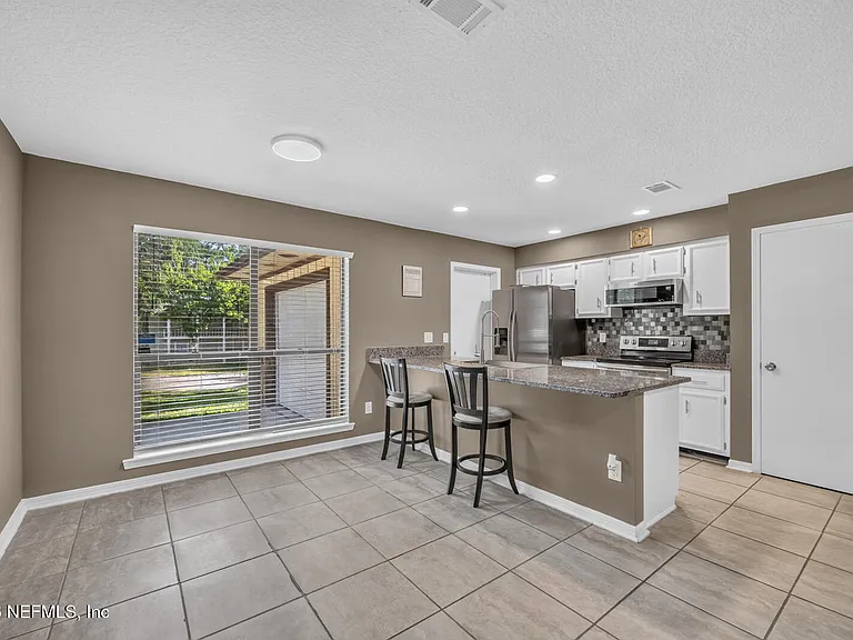 7526 Jasper Ave — Photo 4