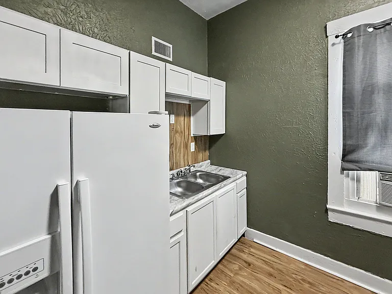 127 E 16th St #4 — Photo 3