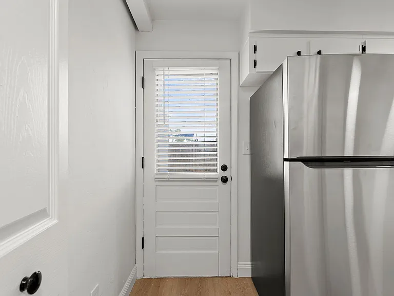 2 Bedroom/1 Bathroom Move-in Ready Townhome w\ 1 Month Free Rent!! — Photo 12