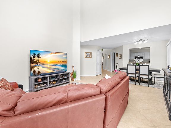 5th image of 218 W Canterbury Dr W