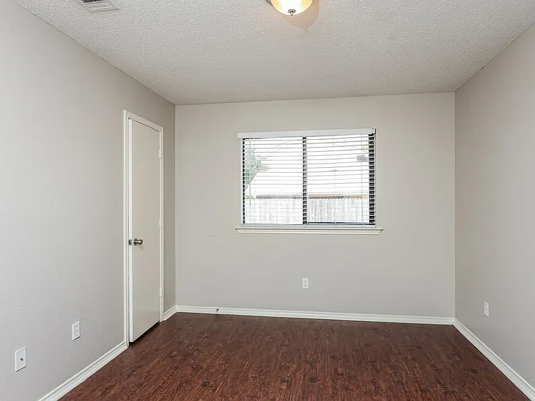 907 Park Place Blvd — Photo 11
