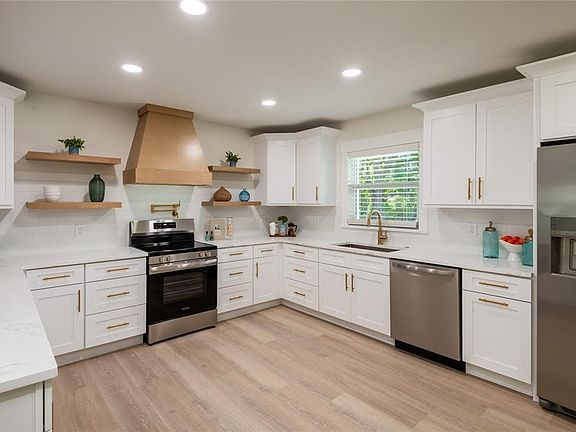 4th image of 796 PINEWOOD DRIVE