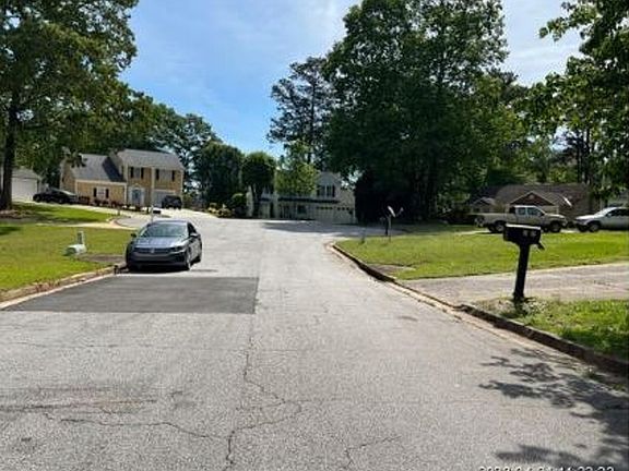 Exterior Neighborhood (street photo)