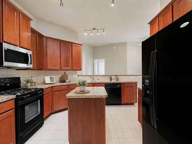 2419 Marquette Trl — Photo 6