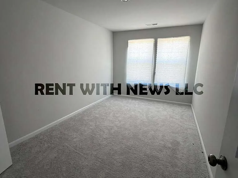 282 Paramount Dr — Photo 12