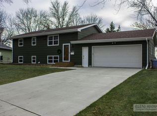 1865 Eisenhower Cir, Aberdeen, SD 57401
