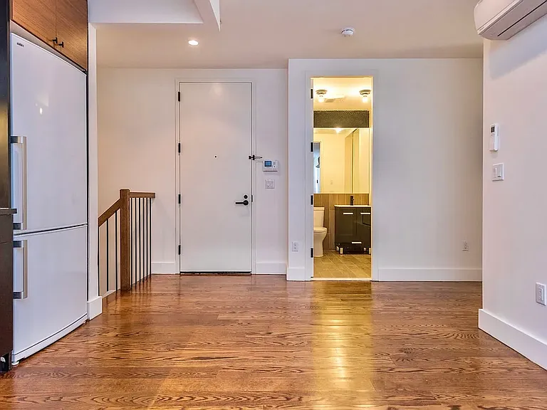 194 Hawthorne St #1R — Photo 8