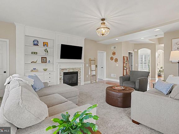 5th image of 1095 Newbold Ln