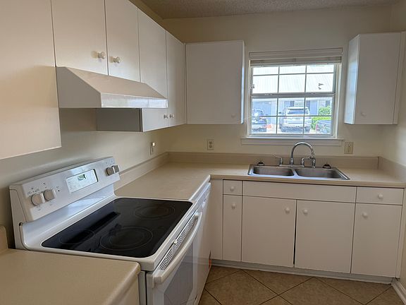 3rd image of 106 Winter Chase Ln