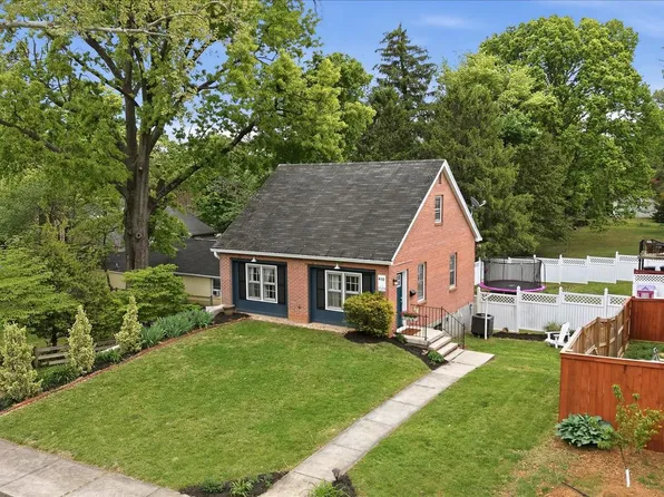 410 E Hunter St, Charles Town, WV 25414