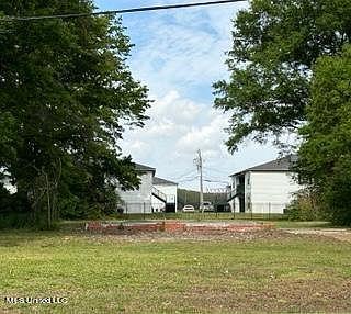 2nd image of 606 N Bayou Ave