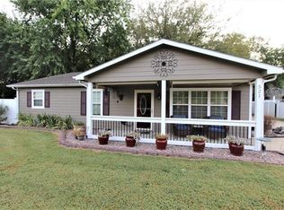 521 Pleasant St, Tonganoxie, KS 66086
