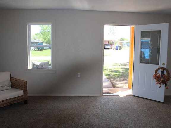 3rd image of 1722 W Strothers Ave