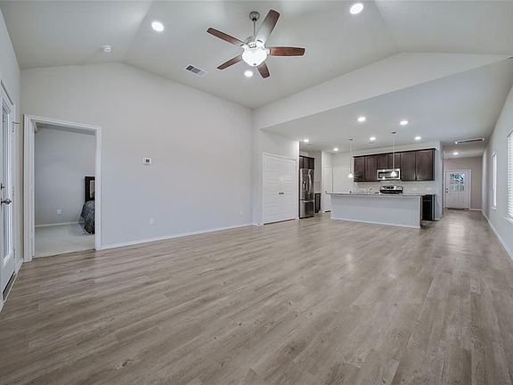4th image of 330 Linedale Ave