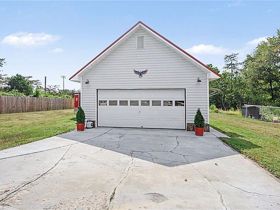 3rd image of 5883 Mendenhall Rd