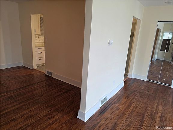 5th image of 18284 Hartwell St