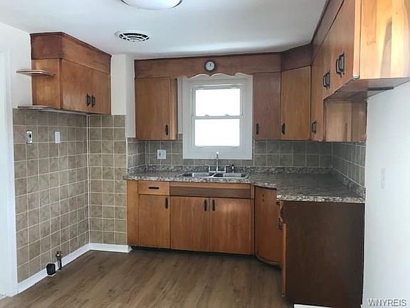 5th image of 206 Hoover Ave