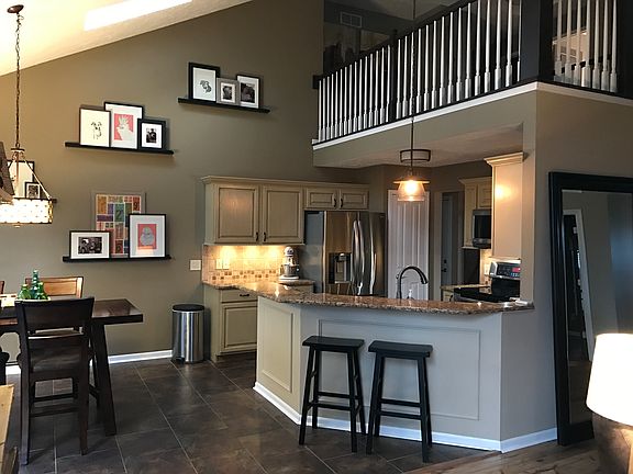 Eat-in kitchen/Breakfast bar